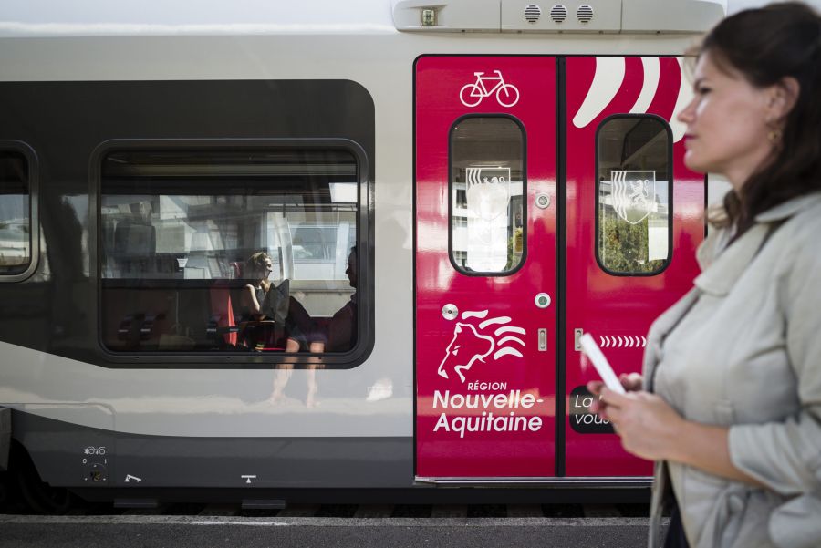 Usagère du TER Nouvelle-Aquitaine sur un quai