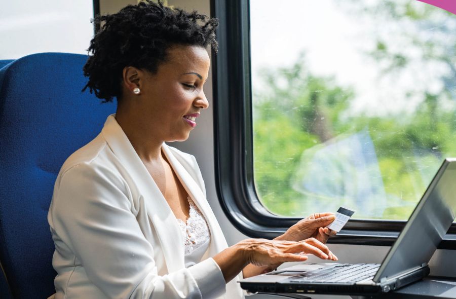 Femme dans un train TER