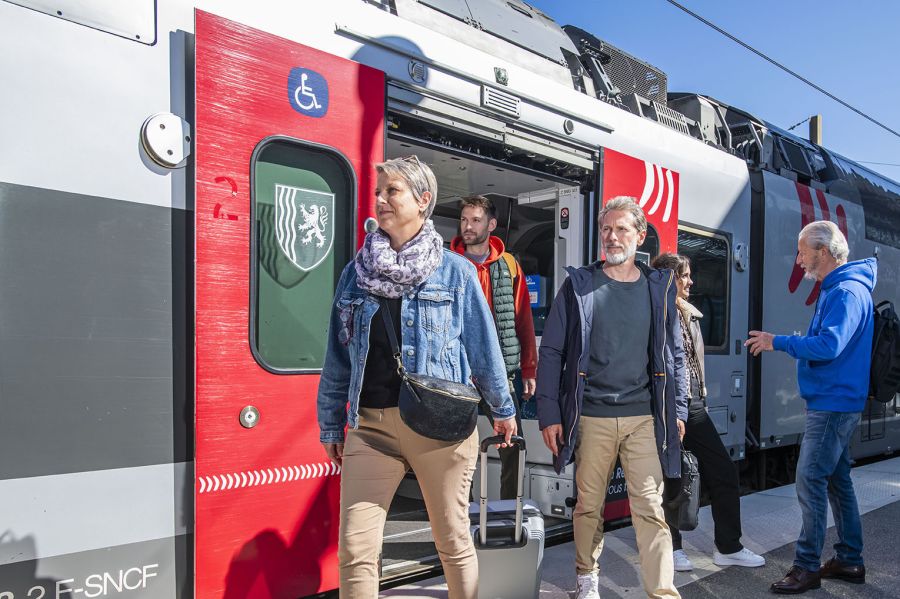Des voyageurs descendent d'un train TER Nouvelle-Aquitaine @Alban Gilbert