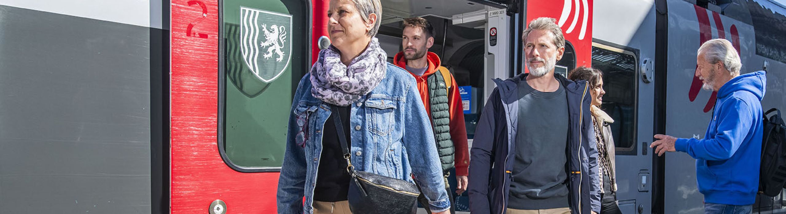 Des voyageurs descendent d'un train TER Nouvelle-Aquitaine @Alban Gilbert